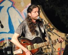 sotiris_guitar2.jpg
